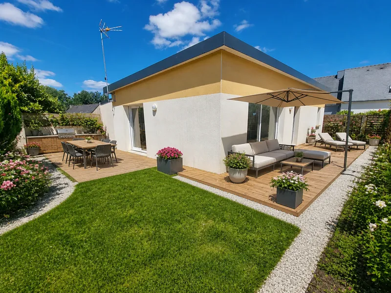 Même jardin après aménagement par le studio visuel Intellex : terrasse, mobilier extérieur et végétation